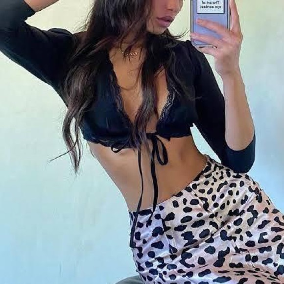 Princess Polly Zena Crop Top - Black. Size 0. - Picture 2 of 3